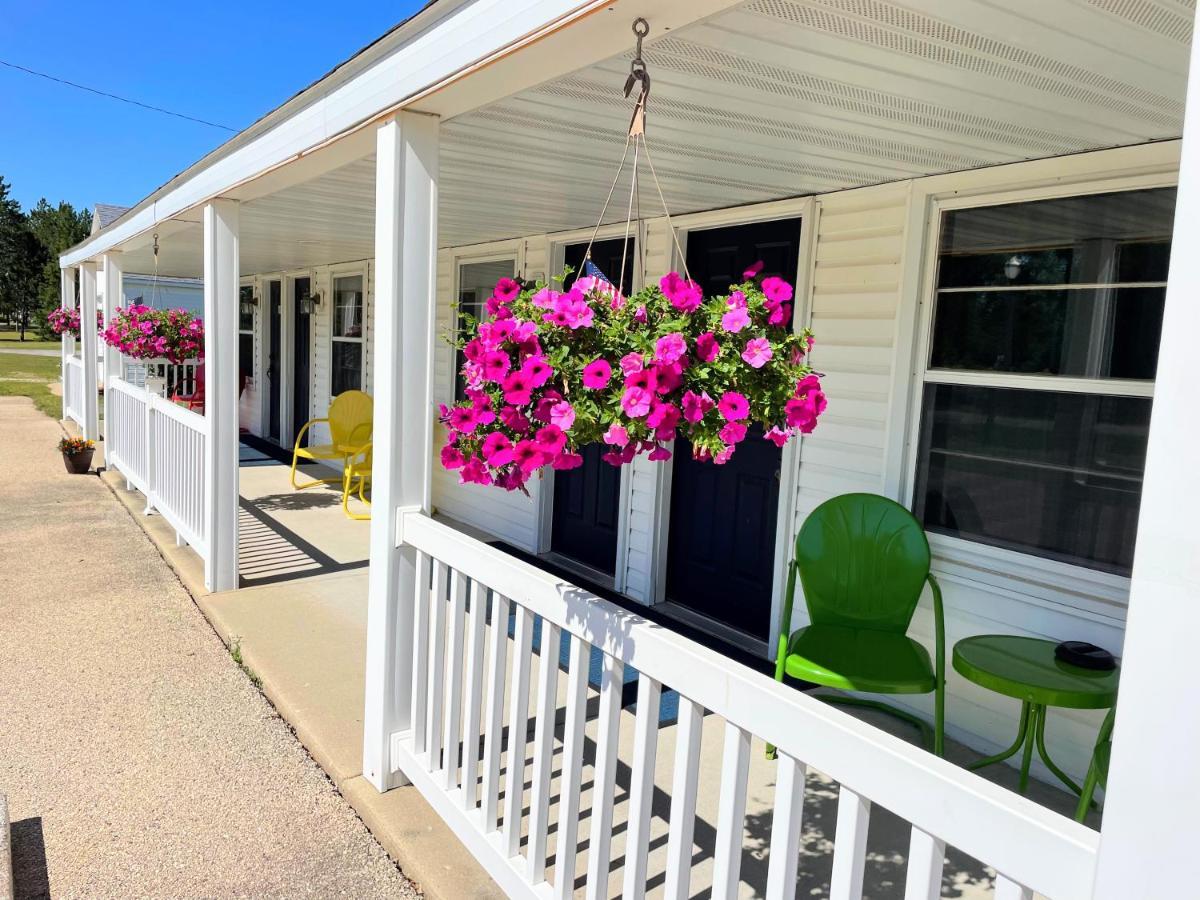 Hillcrest Motel Rapid River Exterior photo